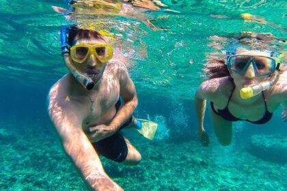 A picture of 2 people enjoying snorkelling in Thailand under the clear blue waters