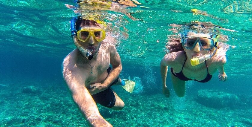 A picture of 2 people enjoying snorkelling in Thailand under the clear blue waters