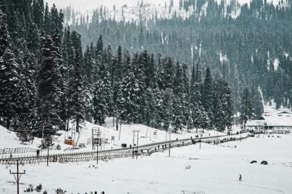 With plenty of things to do in Gulmarg, enjoy your holiday amidst snow-capped mountains.