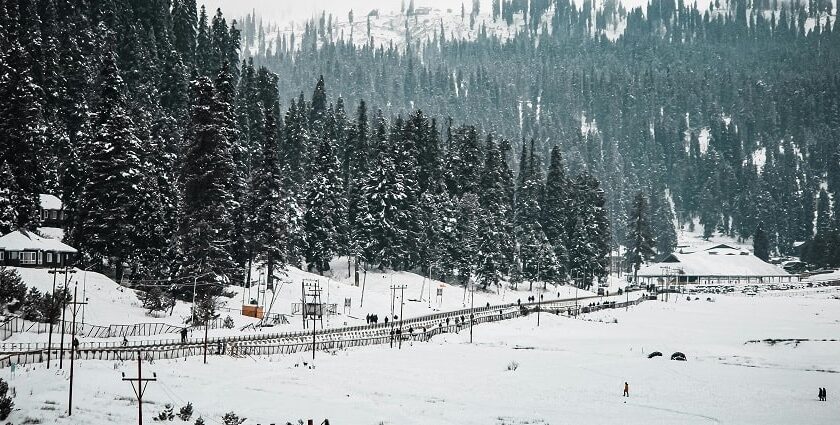 With plenty of things to do in Gulmarg, enjoy your holiday amidst snow-capped mountains.