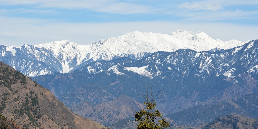 Image of snow covered mountains in HImachal Pradesh - explore Kugti Wildlife Sanctuary.