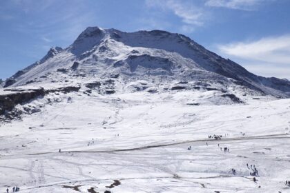 Rohtang pass is one the must places to visit in Manali in January with its snow covered hills