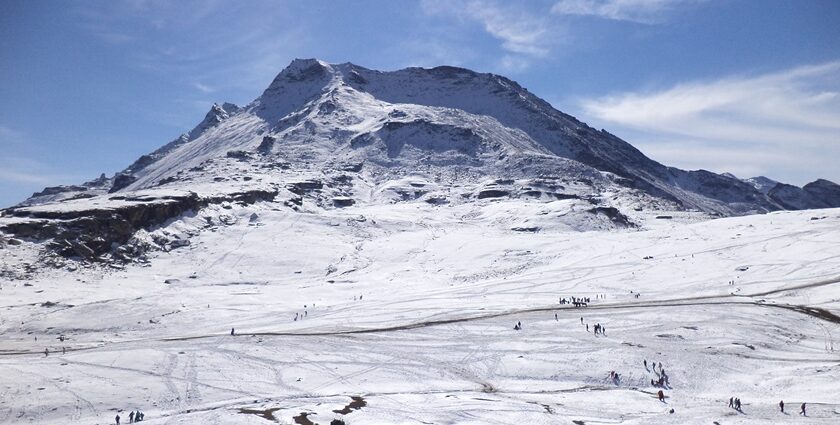 Rohtang pass is one the must places to visit in Manali in January with its snow covered hills