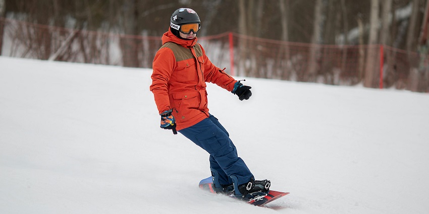 Enjoy snowboarding in Manali and enjoy the breathtaking Himalayan scenery all around