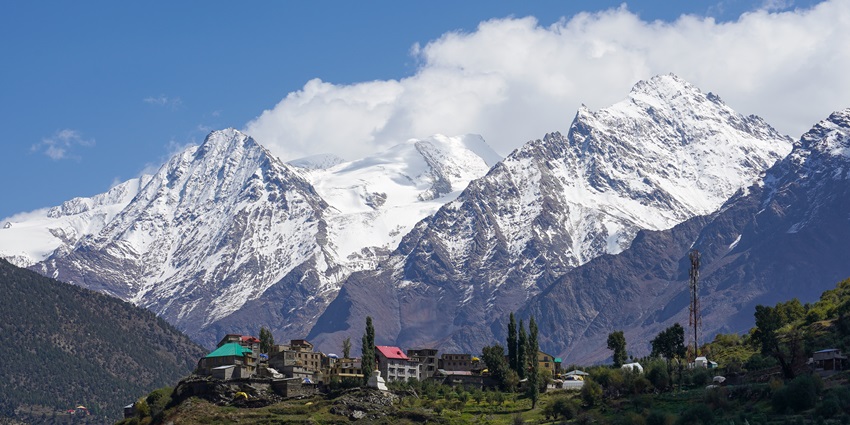 Beautiful snap of the snow laden mountain peaks of Himalaya seen from Kufri zoo
