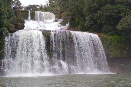 hra waterfalls Alt text: Waterfalls in Sohra are one of the main attractions of the place offering stunning views.