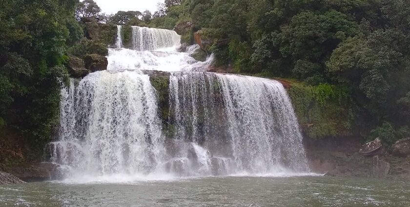 hra waterfalls Alt text: Waterfalls in Sohra are one of the main attractions of the place offering stunning views.