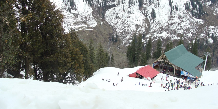 Visiting the Solang valley is one of the best things to do in Manali in December for adventurers