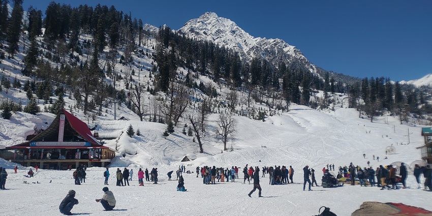 Solang valley, surrounded by towering snow-capped peaks, offers panoramic views.
