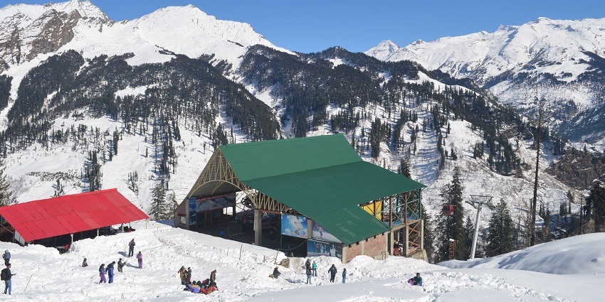 Panoramic view the snow laden Solang Valley and its pristine peaks of Himalaya