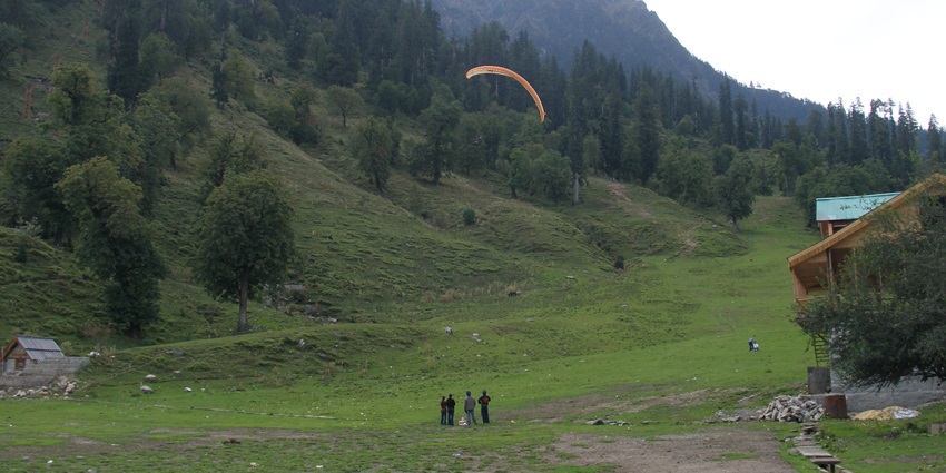 A picture of tourists enjoying paragliding at the breathtaking trails of Solang Valley in Himachal