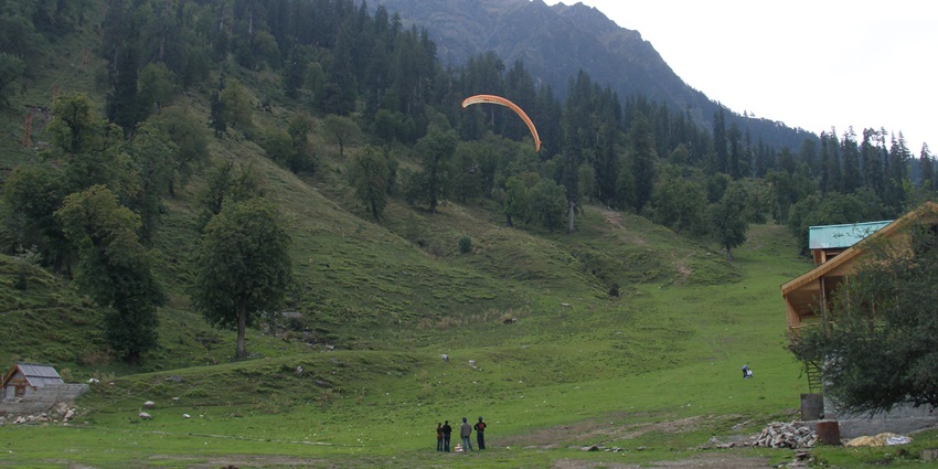 A view of the scenic Solang Valley with lush green surroundings and paragliding opportunities