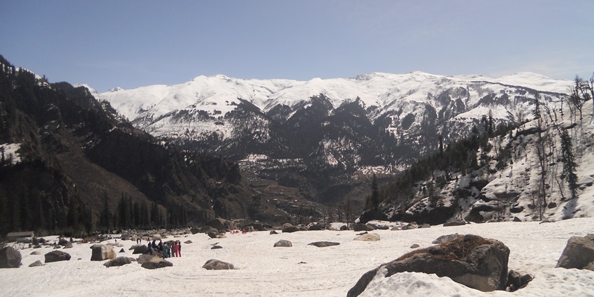 This valley offers tourists many adventurous activities like paragliding, trekking and skiing.