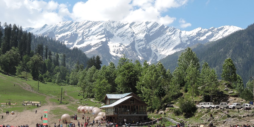 Solang valley is a popular and picturesque spot, not to be missed by tourists in Manali.