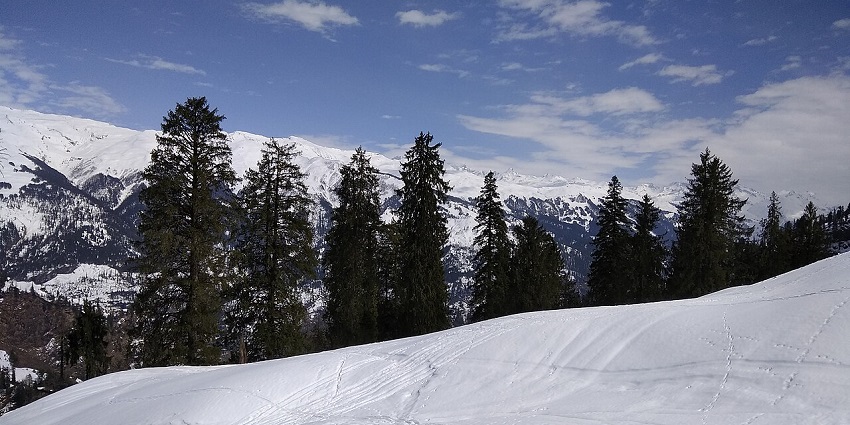 Solang valley is the perfect tourist attraction in Himachal in February for adventure lovers
