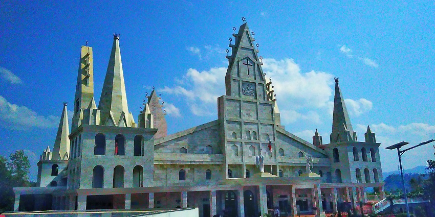 Solomon's Temple, a non-dеnominational church, is known for its architectural beauty.