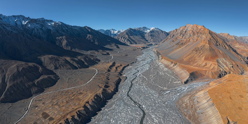 Witness the mesmerising views near the serene Spiti River in Himachal Pradesh.