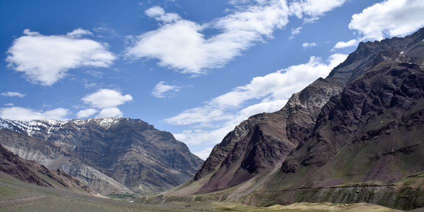 A picture of a mountain range and valley in Himachal Pradesh on a bright sunny day