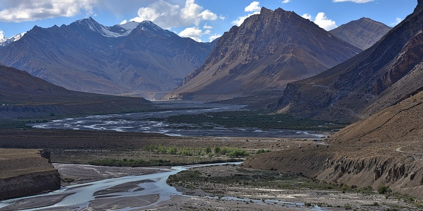 With stark landscapes and old monasteries, Spiti river is a spectacular and serene spot.
