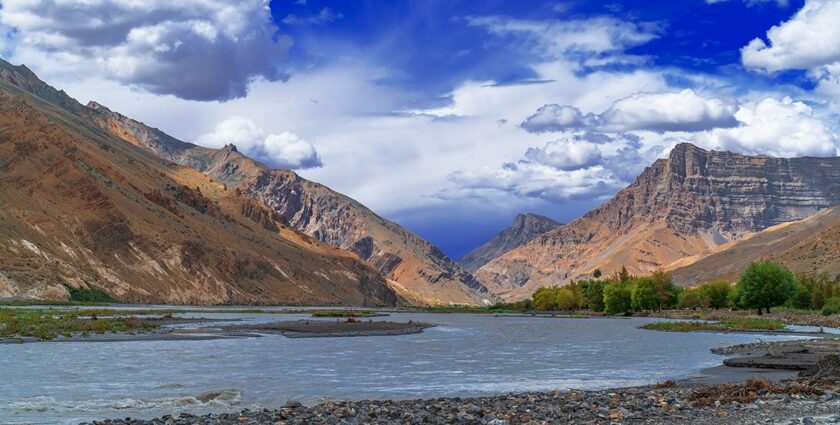 Panoramic view of the Spiti river streaming thought a valley, the place to visit in may for an escape