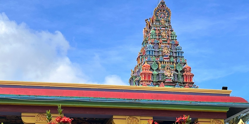 A glimpse of the Sree Thrikkaikkunnu Mahadeva Temple adorned with vibrant colours.