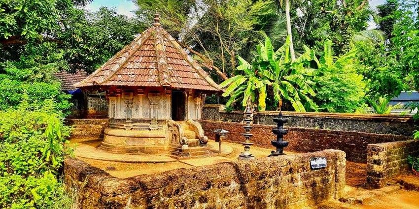 Witness the beauty of Kerala architecture at the Sreekanteswaram Mahadeva Temple.