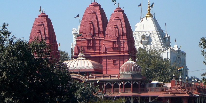 beautiful red Sri Digambar jain Naya mandir in the old delhi is best place to visit