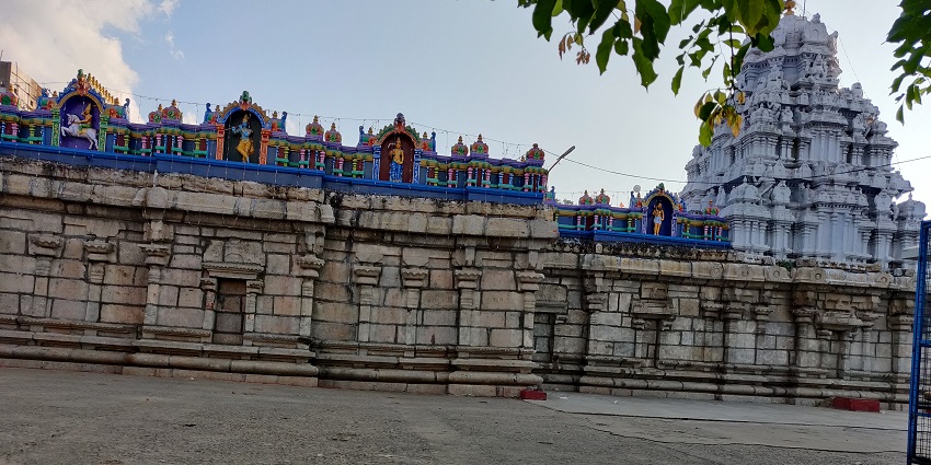 Sri Kalahasti Temple is a famous temple of Lord Shiva attracting hundreds of devotees.