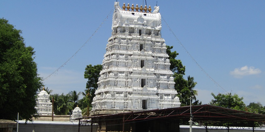 This temple is famous amongst tourists, here married people to seek blessings for a happy life