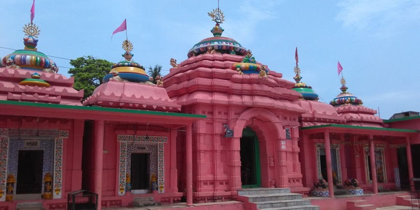 A stunning view of Sri Raghunath Temple showcasing intricate architecture and vibrant colours.
