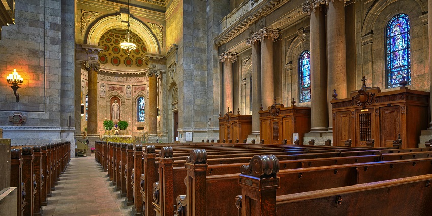 View of the halls inside St. Mary’s Malankara Orthodox Syrian Church, showcasing the intricate architecture