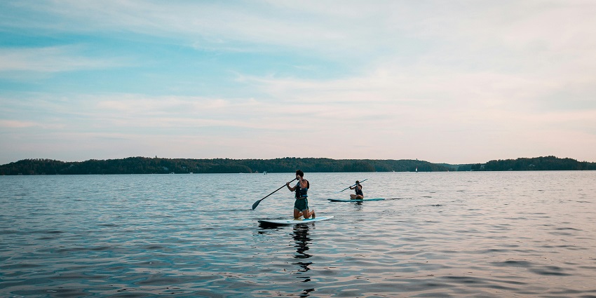 A picture of people with rows on a paddleboard enjoying this water sport in Bali