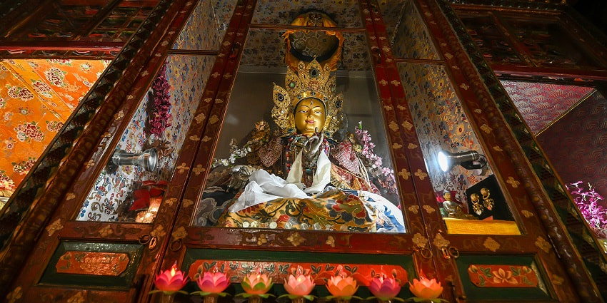 Tsuglakhang Monastery & Temple requires tourists to be in decent clothes, maintaining silence where and as required.