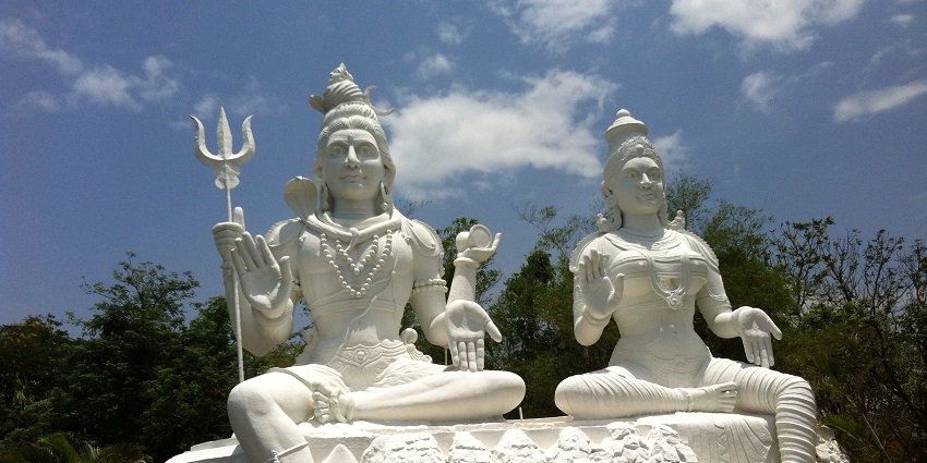 Kailasagiri Hill park has mesmerising statues of Shiva and Parvati, rendering a tranquil view.