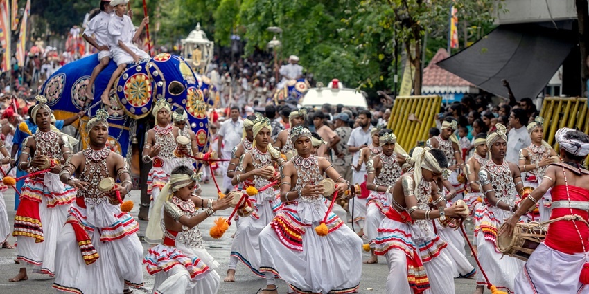 Enjoy an immersive street performance at Kandy with traditional Sri Lankan music