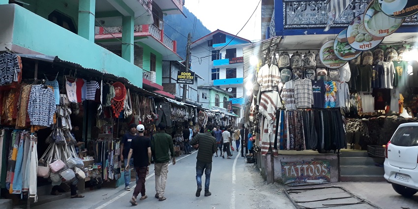 Chail bazaar offers to the tourist the authentic clothes, jewellery and cuisine of Himachal Pradesh