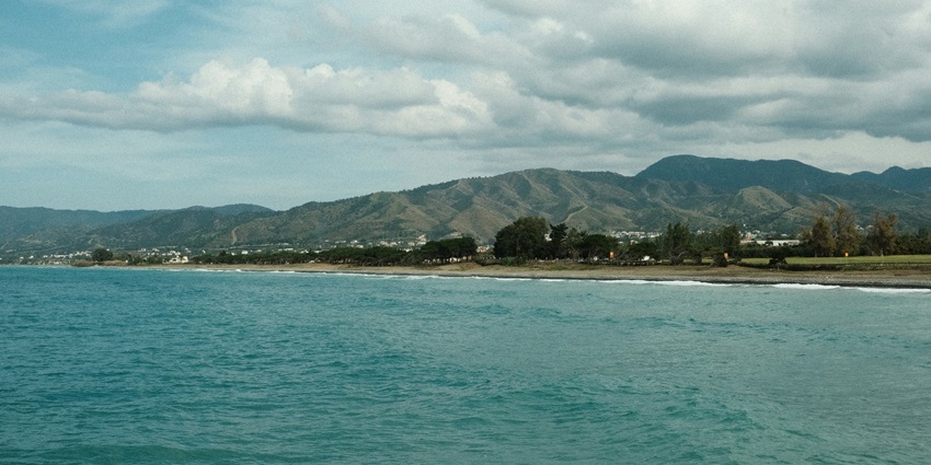 Strolling around Pantai Tengah is one of the best things to do in Langkawi for travellers.