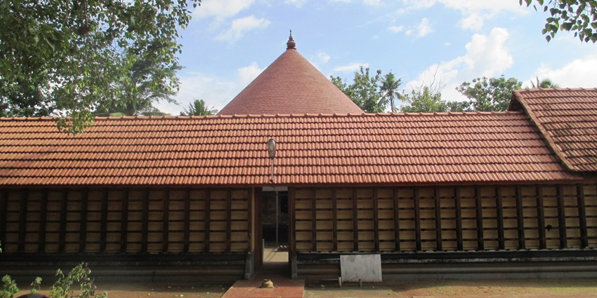 A picture of the Thrikkakara temple showing the wide front view of the temple