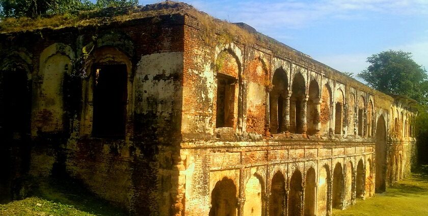 Explore Sujanpur Tira Fort with its astonishing surroundings for a perfect tour.