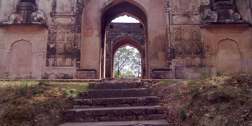 Entrance to the Sujanport fort, one of the most historically significant tourist places in Hamirpur