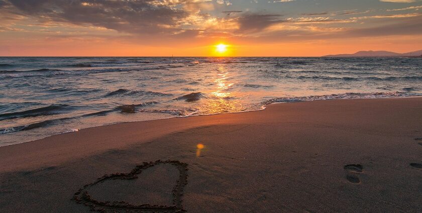 A view of the sun setting in the Western Sea in Daman, one of the scenic sights to witness.