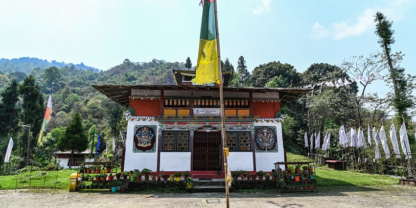 Phensang Monastery has picturesque surroundings which capture the minds of travellers .