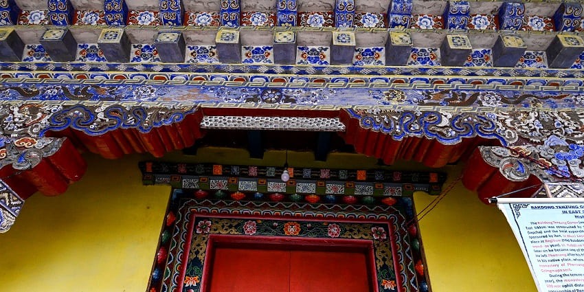 The street food offered near Phensang Monastery has serene landscapes to offer to the tourists.