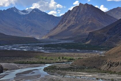 Gorgeous places to visit in Spiti include the Spiti river with a mesmerising backdrop.