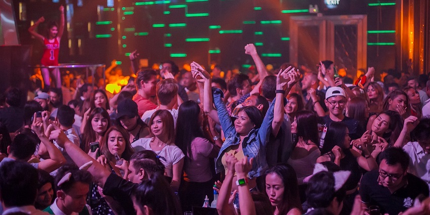 A picture of a nightclub in Trivandrum with visitors dancing and enjoying the warm ambience
