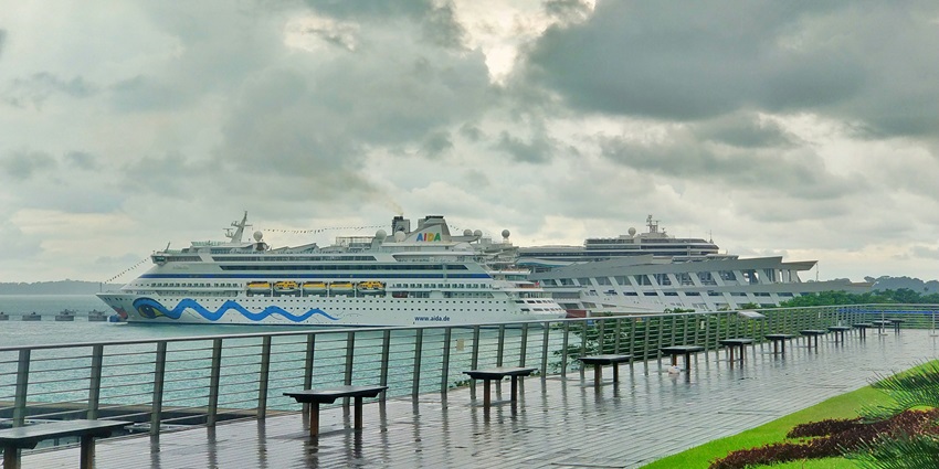 Taking a cruise on Singapore river is one of the most amazing things to do in Singapore.