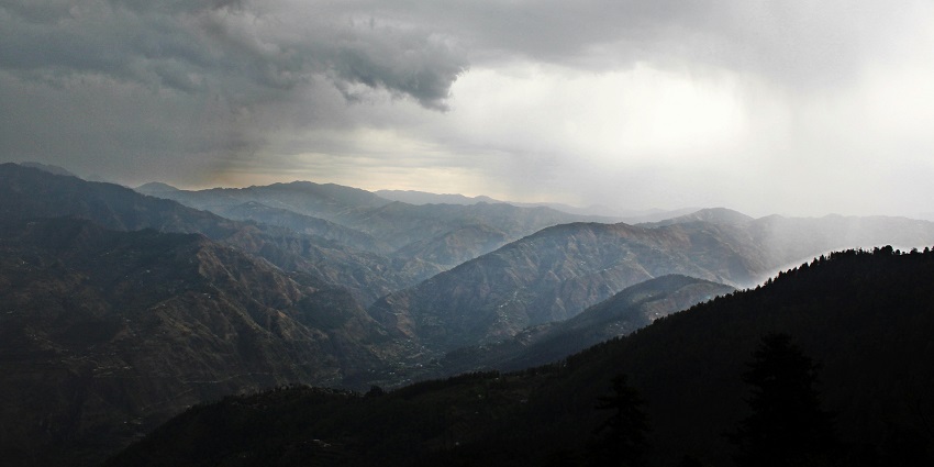 A mesmerising view of Talai, one of the serene places to visit in Mashobra, Shimla.