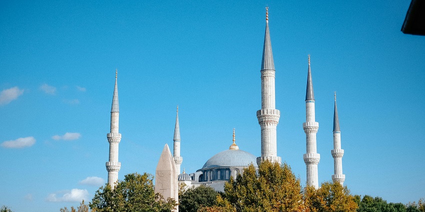 Taman Soekarno Mosque is one of the most modern mosques in Indonesia for travellers.