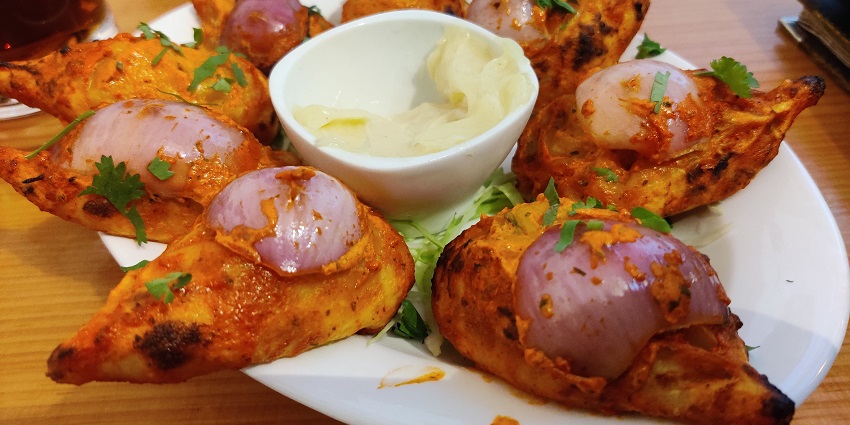Tandoori Momos served with mayonnaise and onion is a great combination of yumminess.
