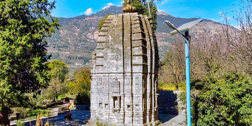 A picture of a holy shrine with wonderful architecture located in Himachal Pradesh.